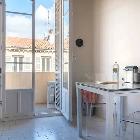 Spacious One Bedroom - Great Location! Cannes